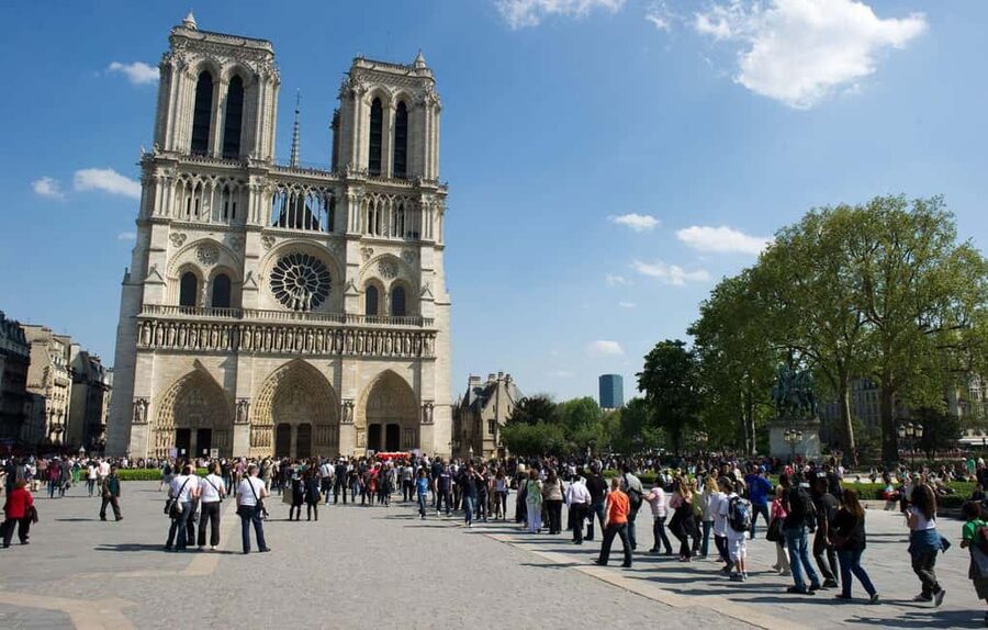 Paris: Private Walking Guided Tour of City's Highlights - Meeting at 7 Parvis Notre-Dame, and why the location matters