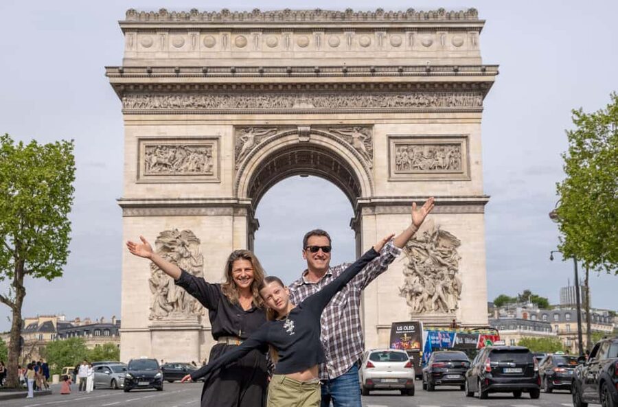Paris: Professional Photoshoot at the Arc de Triomphe - Meeting at 154 Av. des Champs-Élysées and keeping your timing realistic
