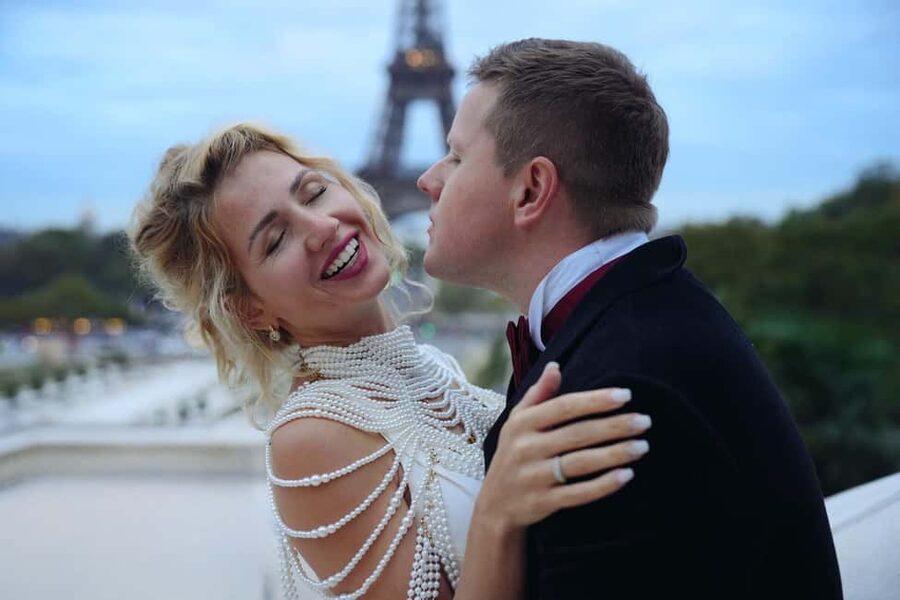 Paris: Professional Photoshoot by the Eiffel Tower - What you are included to get, and what you should plan for