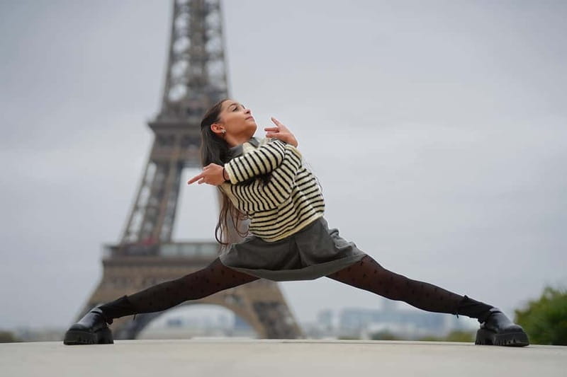 Paris: Professional Photoshoot by the Eiffel Tower - Languages, timing, and practical things that can make or break your photos