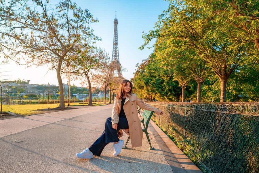 Paris: Professional Photoshoot with the Eiffel Tower - Shared vs private: choosing the right vibe