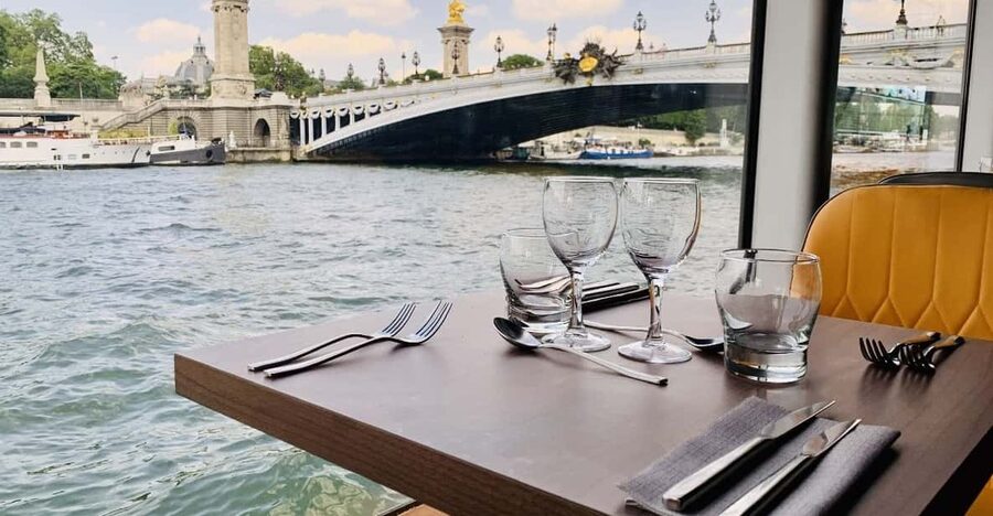 Paris: River Seine Cruise with 3-Course Lunch - Port des Invalides meeting point: how not to waste your first 20 minutes