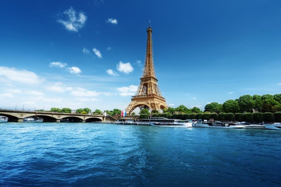 Paris: Romantic Cruise with 3-course Dinner on Seine River - The First Big Viewing Moment: From Eiffel Tower to Pont des Arts
