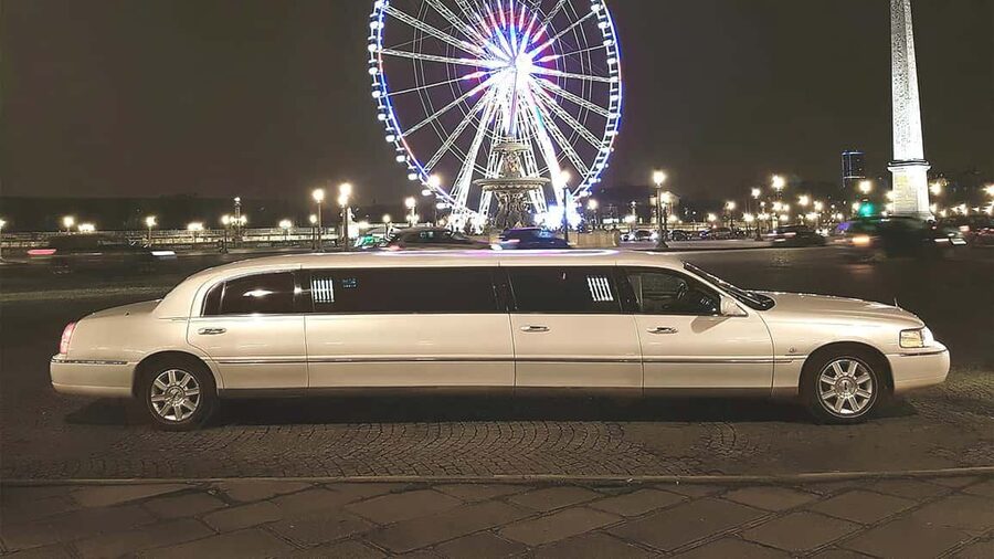 Paris: Romantic Limousine Tour - Who should book this romantic limousine tour