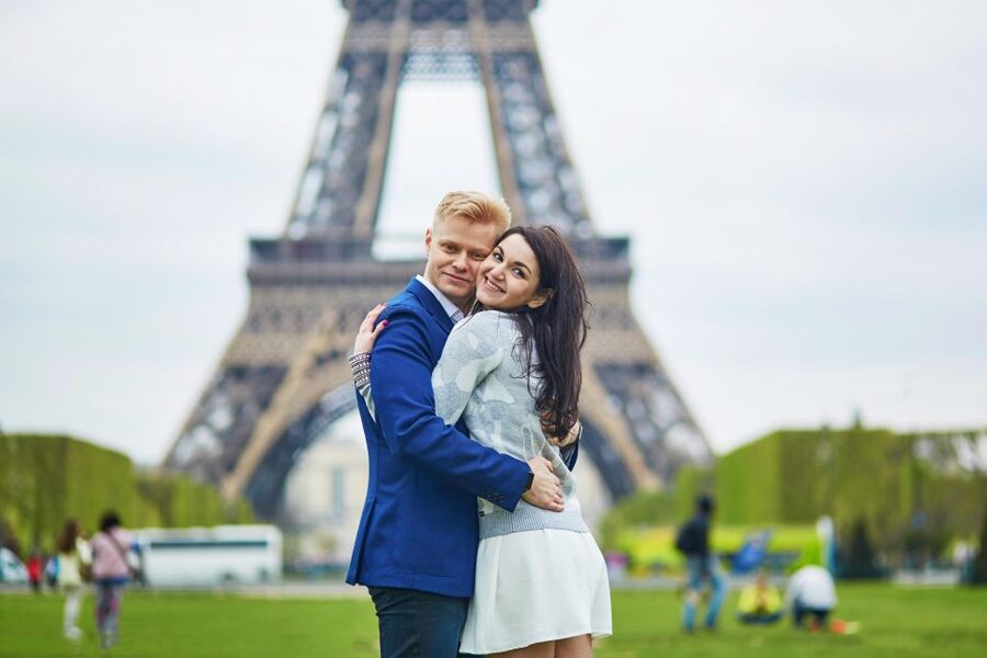 Paris: Romantic Photoshoot for Couples - What to bring and how to plan your Eiffel Tower walk