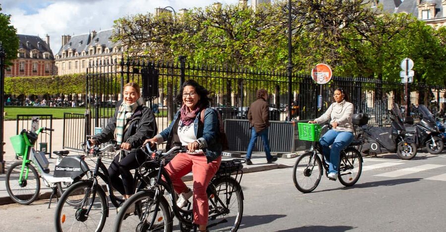 Paris: Scenic E-bike tour with optional Seine Cruise - Entering Paris on two wheels: why the e-bike format works