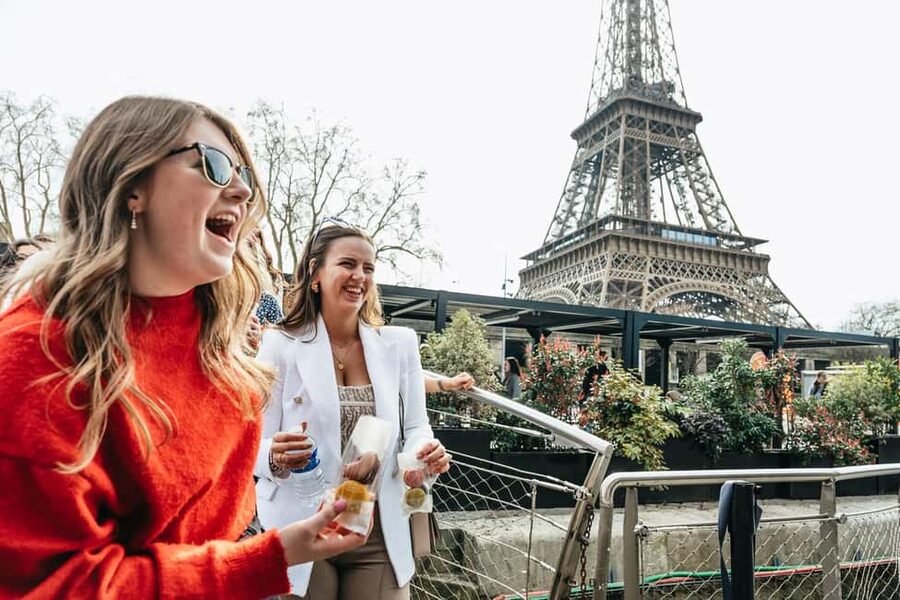 Paris: Seine Cruise and Macaron Tasting by the Eiffel Tower - Boarding Bateaux Parisiens: what your ride actually feels like