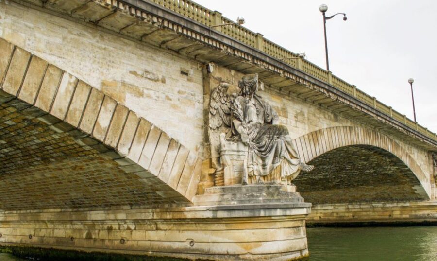 Paris: Seine Cruise with Snack/Optional Eiffel Tower Ticket - Boarding the Seine Cruise: One Hour, Big Views