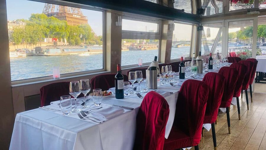 Paris: Seine Dinner Cruise from Eiffel Tower/Liberty Statue - A cozy Seine dinner cruise that starts and ends near the Eiffel Tower