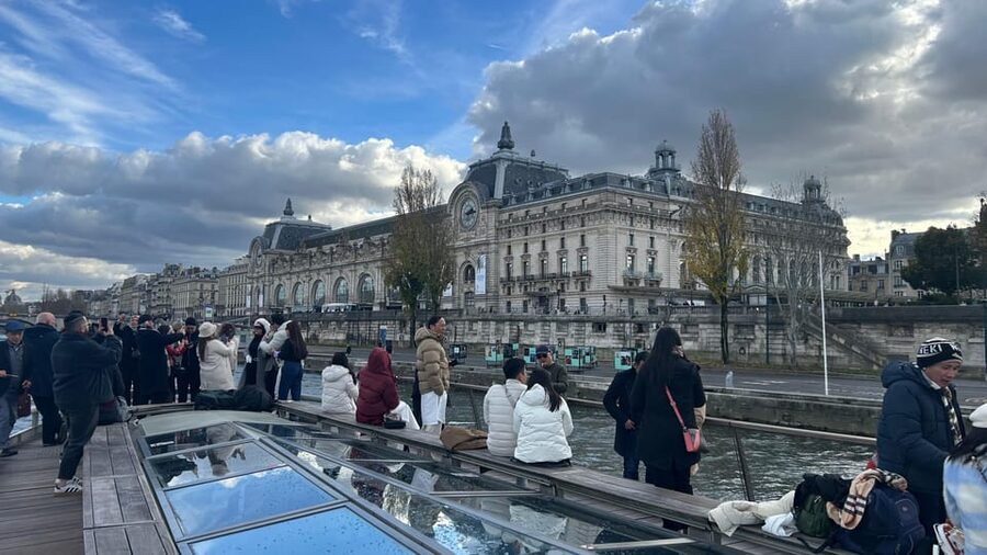 Paris: Seine River Cruise and 3-course Bistro Lunch - Audio guide in 11 languages: helpful facts, not just noise