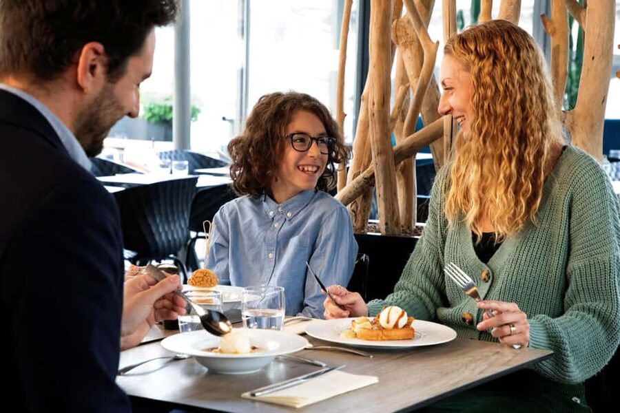 Paris: Seine River Cruise and 3-course Bistro Lunch - Where it starts: Le Bistro Parisien at the Eiffel Tower’s edge