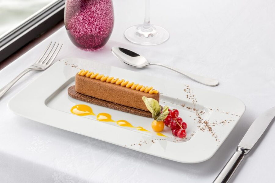 Paris: Seine River Cruise with 3-Course Dinner & Live Music - Finding Paris Seine and boarding at Port de Solférino