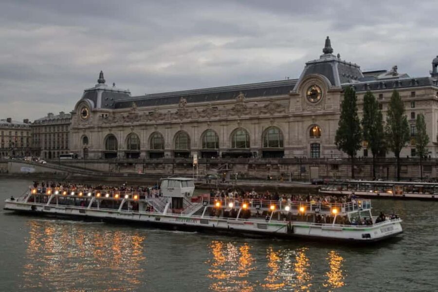 Paris: Seine River Cruise with Meringue or Hot Chocolate - Getting on the boat at Port de la Bourdonnais, Pier 3