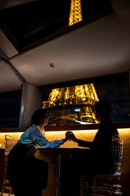 Paris: Seine River Dinner Cruise with Live Music - Timing and reliability: what to watch on the Seine at night