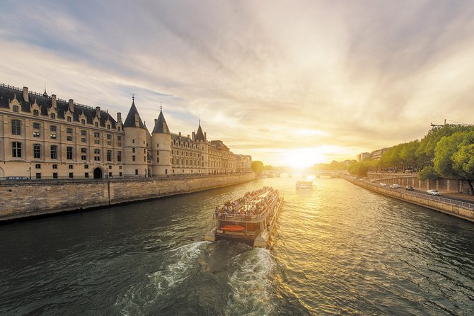Paris Seine River Sightseeing Cruise with Commentary by Bateaux Parisiens - How crowded will it feel, really?