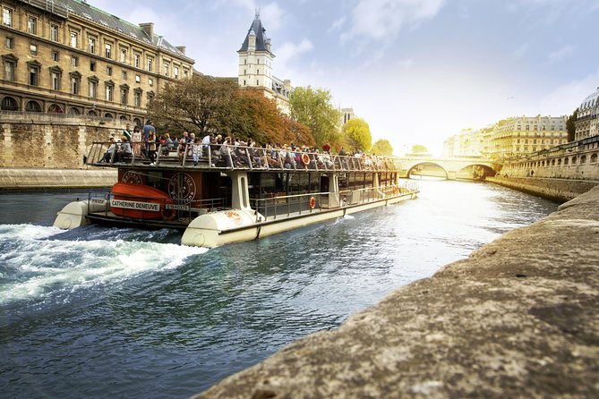 Paris Seine River Sightseeing Cruise with Commentary by Bateaux Parisiens - Boarding at Port de la Bourdonnais: simple location, big line reality