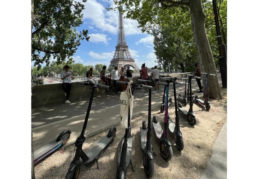 Paris: Small-Group E-Scooter Tour with a Local Guide - Place de la Concorde and the Louvre-to-Champs Connection