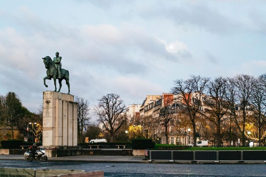 Paris: Sunrise Running and Sightseeing Group Tour - From Notre-Dame area to the medieval core: the early rhythm of the Seine