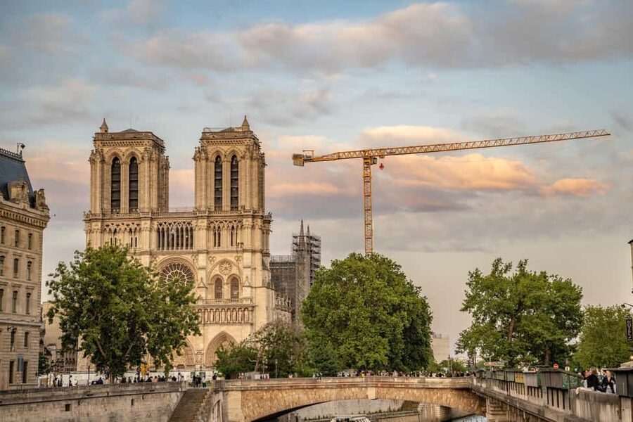 Paris: Walking Tour with Notre Dame or Ste-Chapelle Access - Starting at Henri IV, then moving into the Seine-side heart of Paris