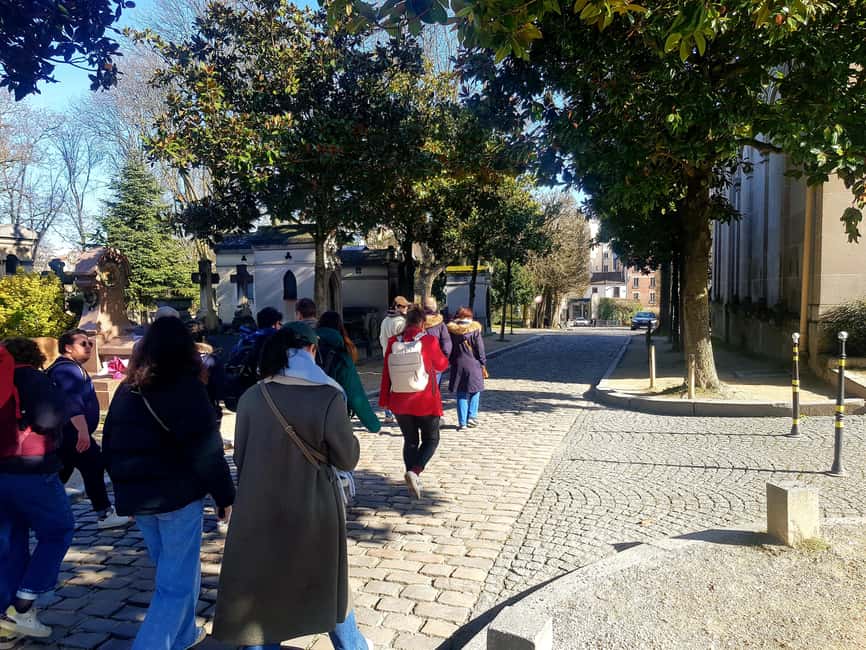 Père-Lachaise : histoires et mystères contés par un comédien - A cemetery tour that actually feels like a performance