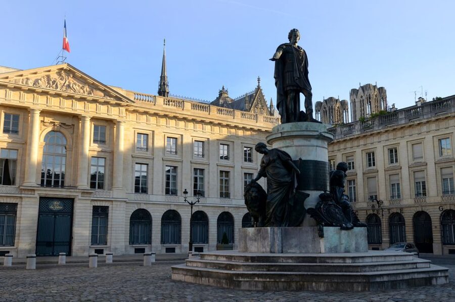 Reims : city-center discovery tour and champagne tasting - Meeting at the tourist office, then walking with purpose