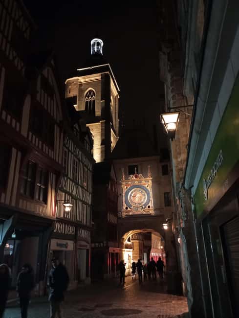 Rouen: Discover Rouen with a licenced tour guide - Le Gros Horloge and the pleasure of moving through time