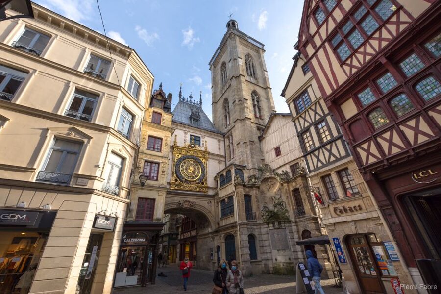 Rouen: Guided Tour of the Historic Center - Courthouse and Rouen Cathedral: 3 towers, one soaring spire, and two time periods