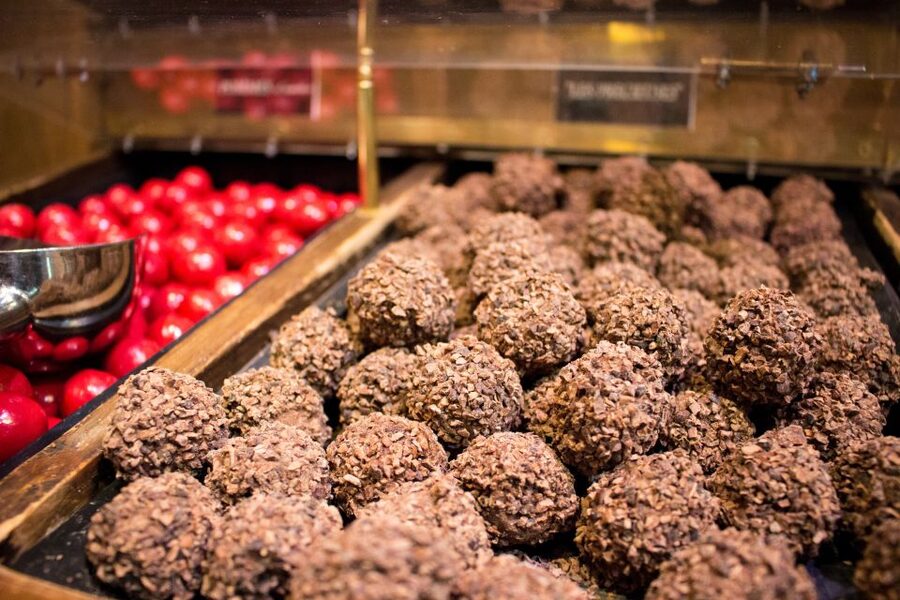 Saint-Germain-des-Prés: Pastry and Chocolate Walking Tour - Saint-Germain-des-Prés makes sweets feel like fashion