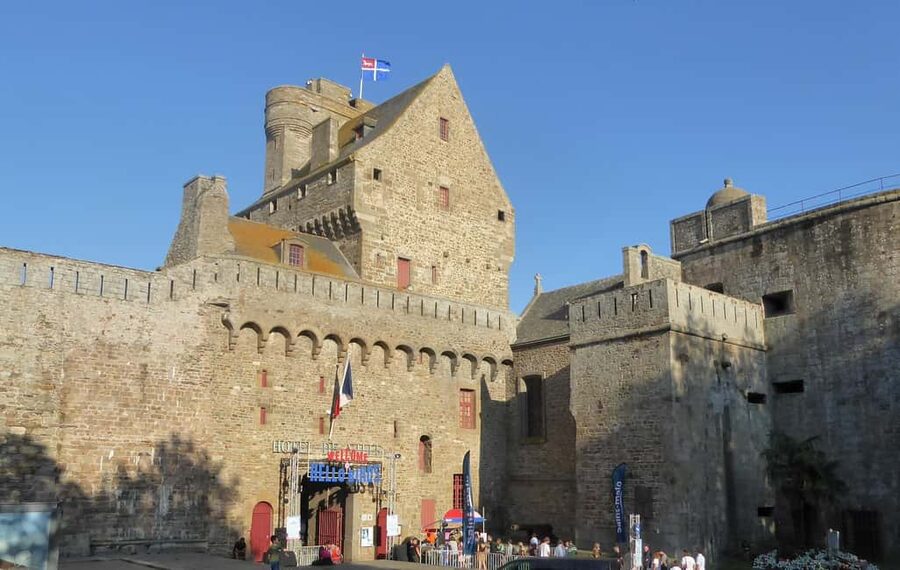 Saint-Malo: Outdoor Escape Game - In the wake of the Corsair - Smartphone Clues, Hint Requests, and How Team Play Actually Feels