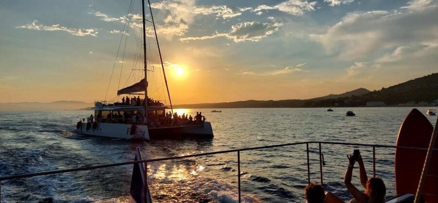 Saint-Raphaël : Sunset Cruise Cape Dramont & Golden Island - 7:20 PM Boarding and the Quick Setup Before You Sail