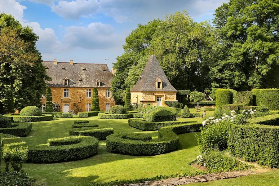 Salignac-Eyvigues: Gardens of Eyrignac Manor Entry Ticket - Walking through the main gardens: hornbeam, yew, boxwood, cypress