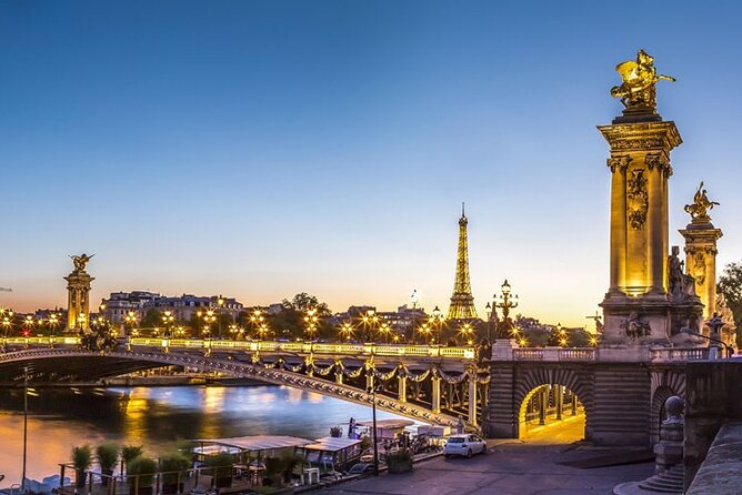 Seine River Dinner Cruise with Live Singer by VIP Yacht de Paris - Live Singer and the On-Board Mood: Fun Background Music, Not a Full Concert