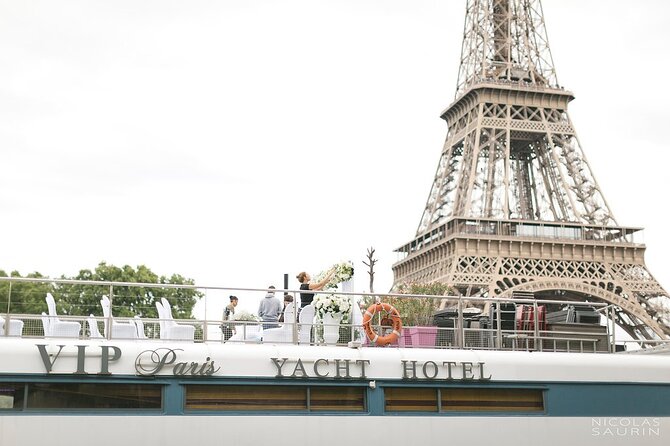 Seine River Dinner Cruise with Live Singer by VIP Yacht de Paris - Timing Matters: Why the Night Can Feel Longer Than You Expect