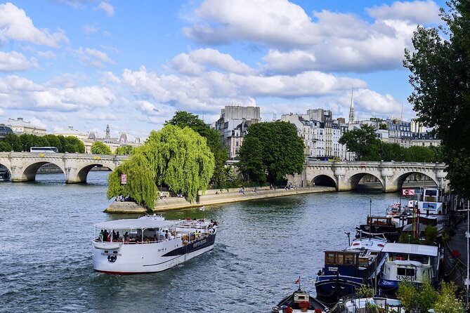Seine River Guided Cruise by Vedettes de Paris - How the narration and audio work, and how to hear it