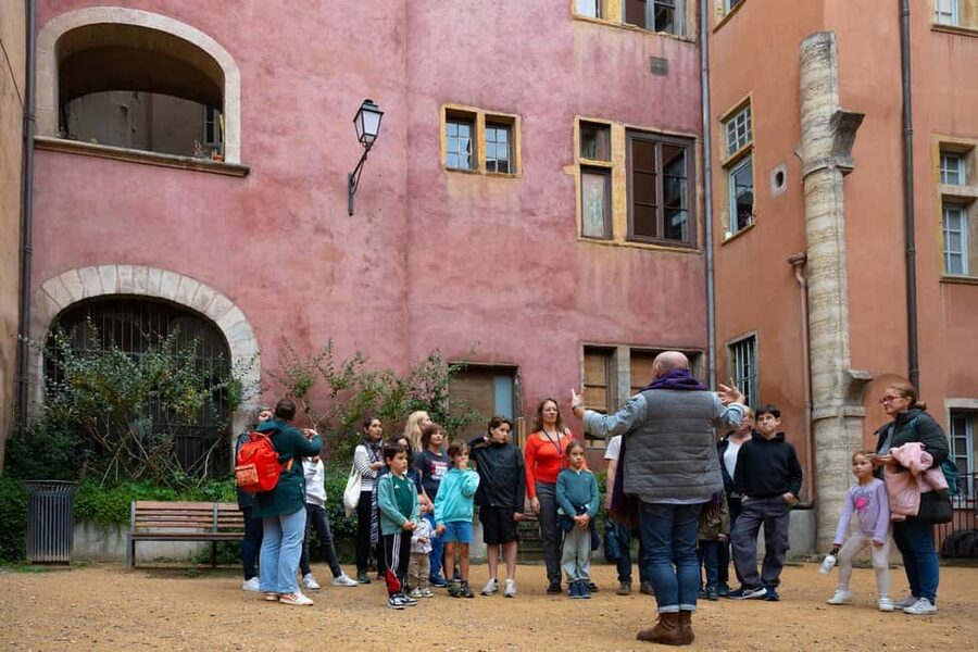 Storytelling tour of the Vieux-Lyon for children in French - Key things that make this Vieux-Lyon story tour work