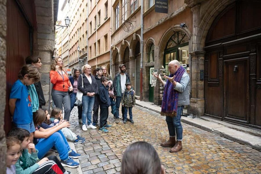 Storytelling tour of the Vieux-Lyon for children in French - Traboules in 90 minutes: hidden passageways kids can picture