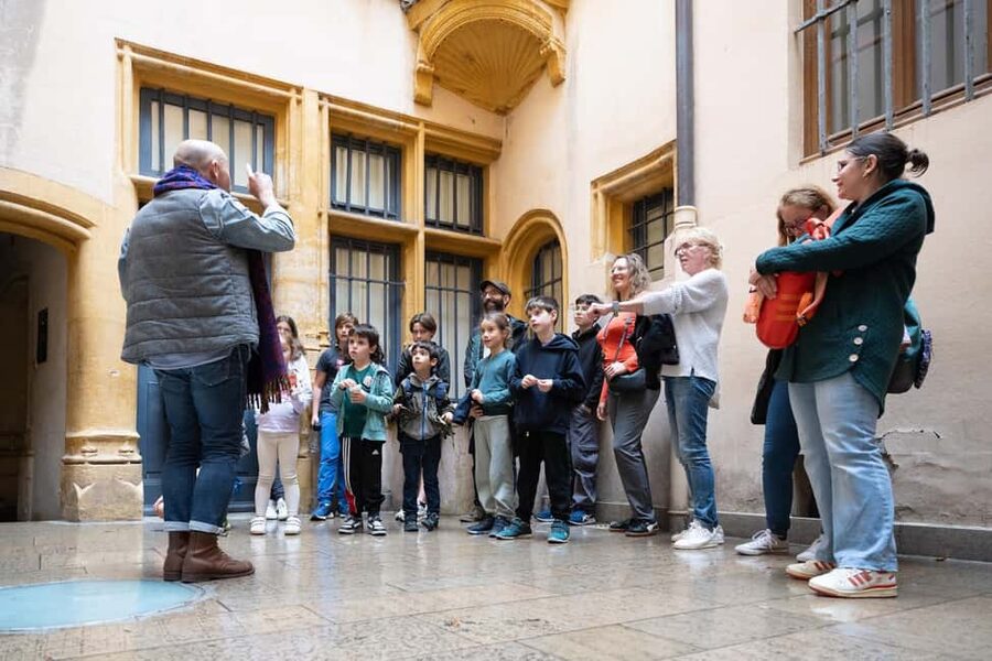 Storytelling tour of the Vieux-Lyon for children in French - The actor guide touch, from Alexandre to Chloé