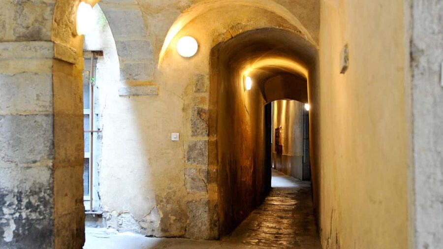 Storytelling tour of the Vieux-Lyon for children in French - Price and value: $20 for 90 minutes of guided theatre