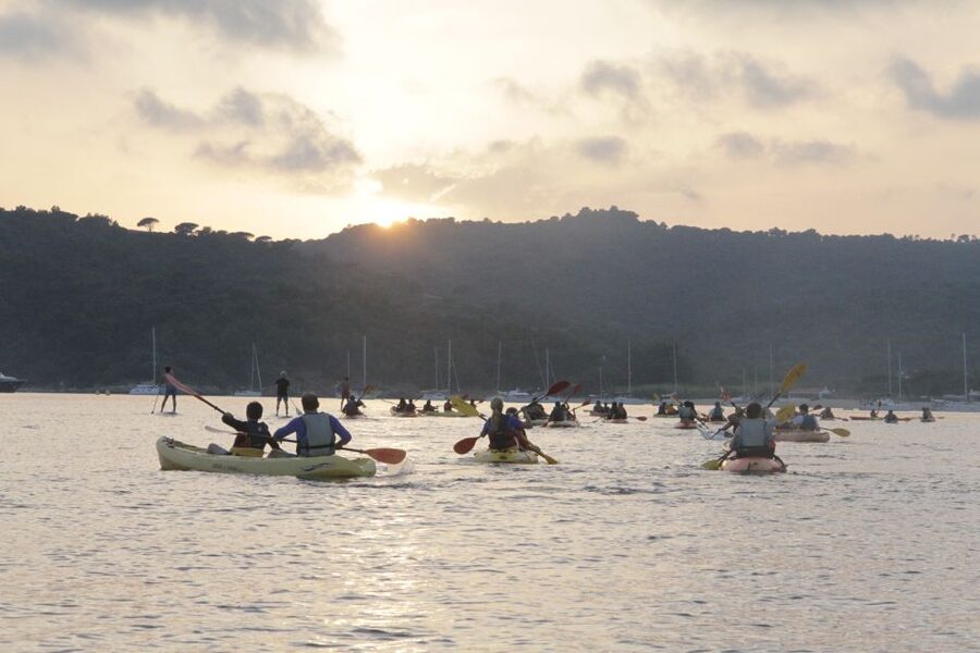 Sunset trip kayak tour in the gulf of Saint-Tropez - The guided paddle: from the beach up the coast toward Cap Camarat
