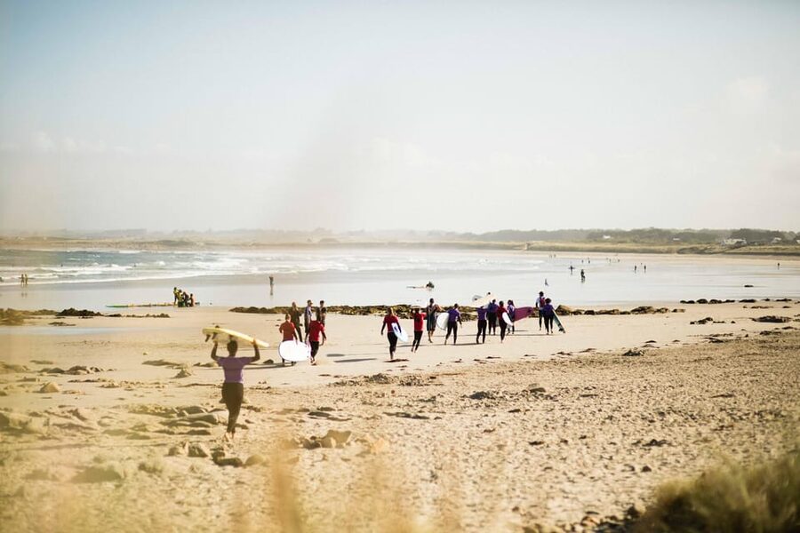 Surf lessons on the mythical site of La Torche - Two hours that fit the tide: how timing shapes your surf