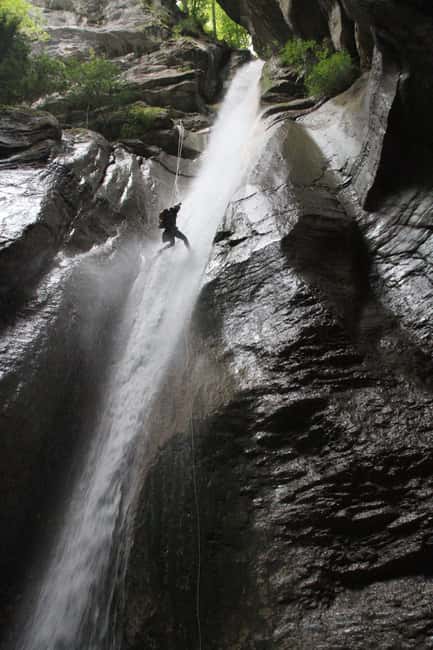 Talloires: Guided Canyoning Experience in Angon Canyon - Guides, safety, and why the instruction matters here