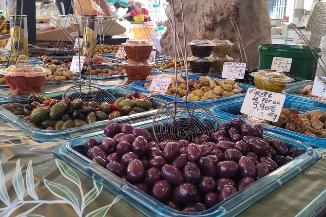 The Provençal Food Tour in Aix-en-Provence - The mini picnic at a historic fountain moment