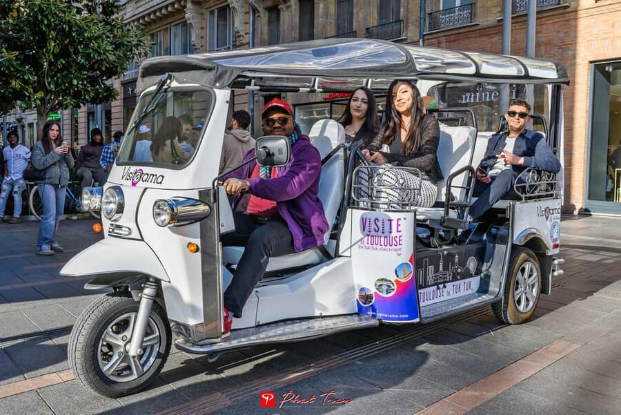 Toulouse: Electric Tuk-Tuk Tour with Photo Stops and Audio - Why a 100% electric tuk-tuk fits Toulouse so well