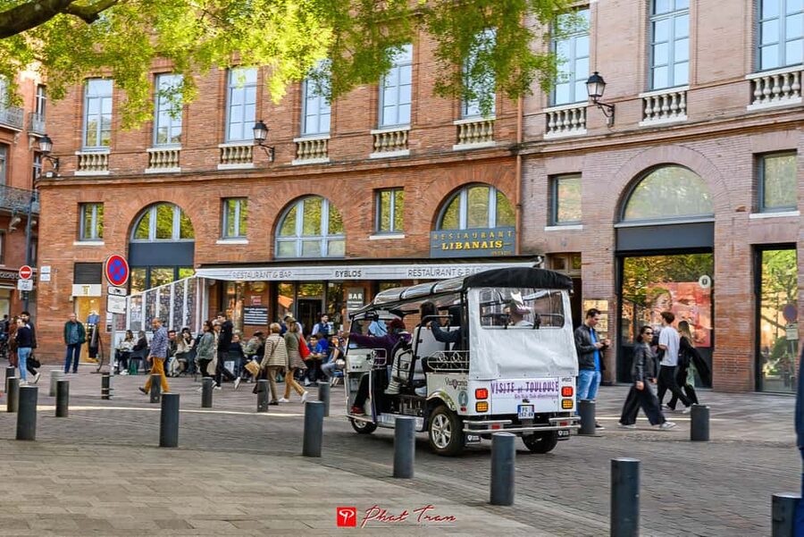 Toulouse: Electric Tuk-Tuk Tour with Photo Stops and Audio - Price and value: what $82 per group really means