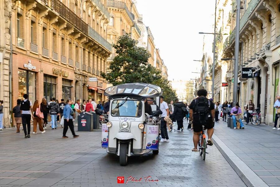 Toulouse: Electric Tuk-Tuk Tour with Photo Stops and Audio - Where you meet, and how the 1-hour timing works