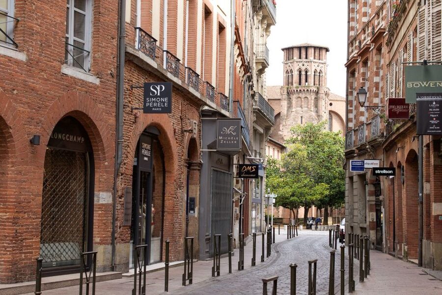 Toulouse: Guided Food Tour with Full Meal and Drinks - Place Saint-Étienne and Rue du Taur: sights with a taste break plan