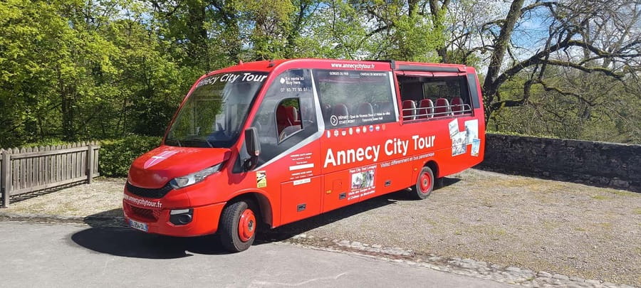 Tour of Annecy by convertible bus - Rain plans: covered bus comfort without killing the views