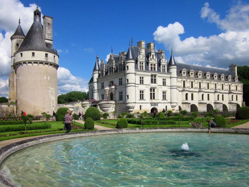 Tours/Amboise: Chambord, Chenonceau Day Trip & Wine Tasting - Amboise lunch time: use your hour smart