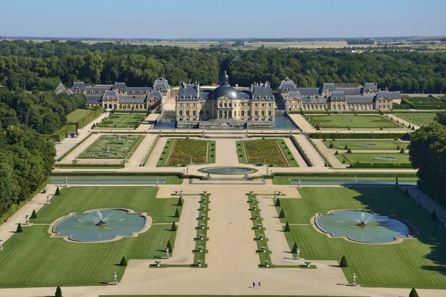 Vaux le Vicomte Chateau Entry Ticket and Chateaubus Transfer - Chateau entry with skip-the-line comfort and a 3D sound audio guide