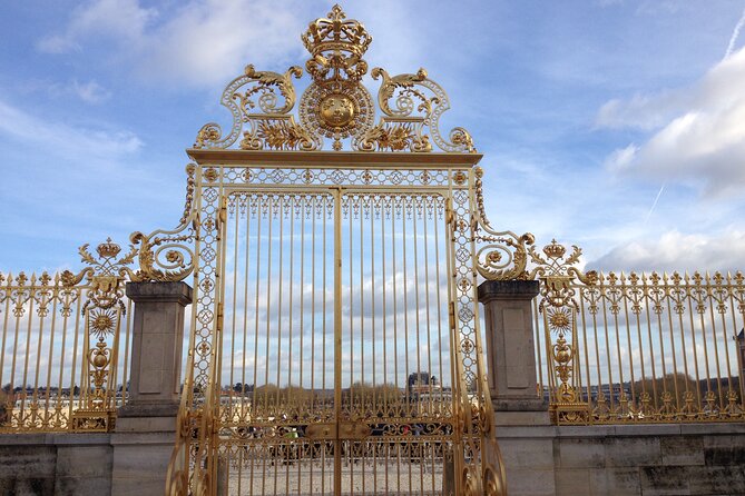 Versailles Palace Guided Tour with Reserved Entry - Why reserved entry and headsets matter at Versailles